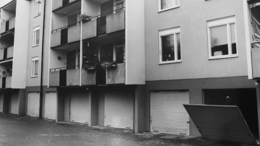 Killarna står bakom var sin dörr som är lossad och väntar på signalen.