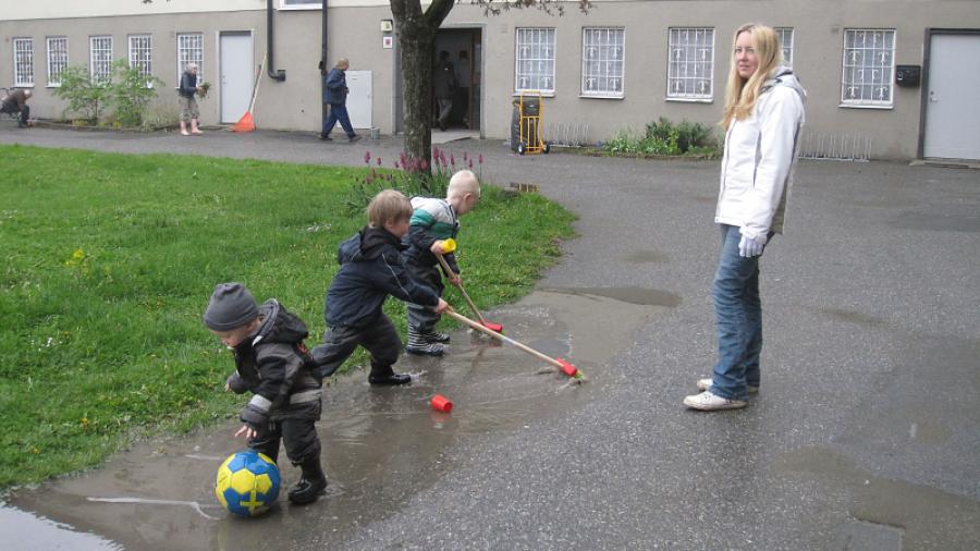 Småpojkarna hjälper till. 