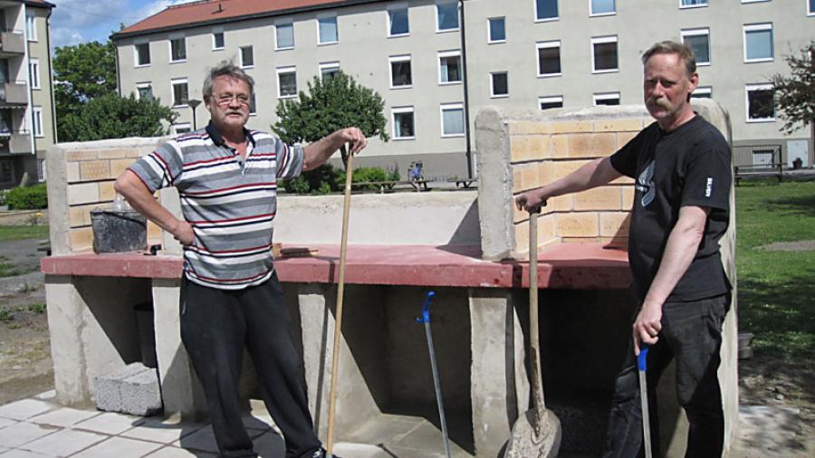 Tobe och Sture sliter på med städningen