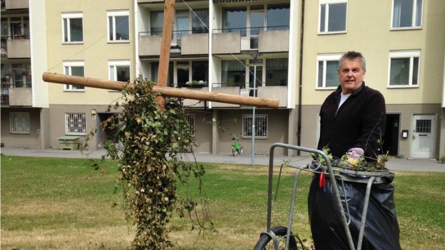 Nu blir det mörkare, Calle lövar av Majstången.
