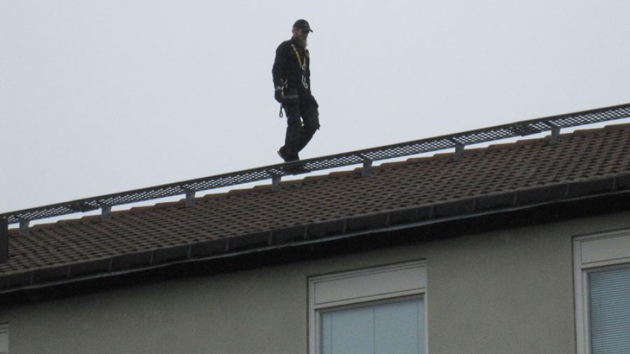 Vår modige man från 23:an inspekterade taken.