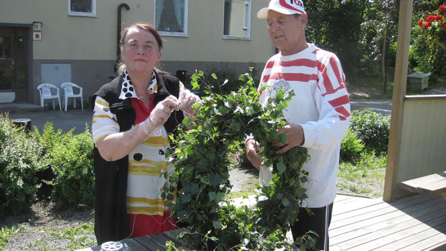 Ulla och Molle gör kransarna