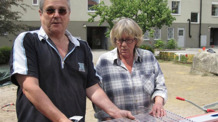 Calle demonstrerar grillen för Anita