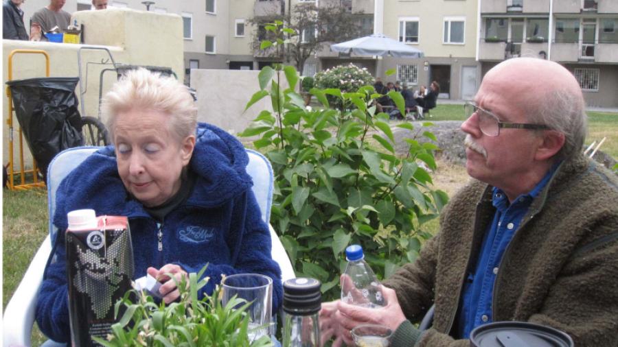 Efter mycket tjatande fick Gunnar med sig Birgitta ner till festen, det ångrade hon nog inte.