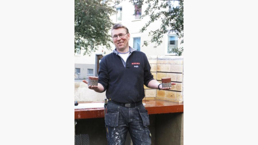 Raffe är igenom och visar stolt upp pluggarna